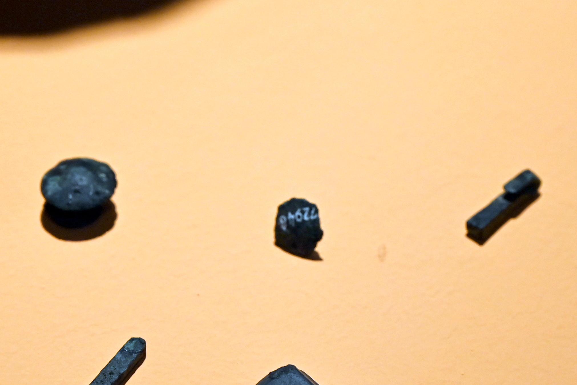 Grabbeigaben aus Bronze in einer Urne, Späte (Jüngere) Bronzezeit, 1500 - 700 v. Chr., 1100 - 1050 v. Chr., Bild 1/2