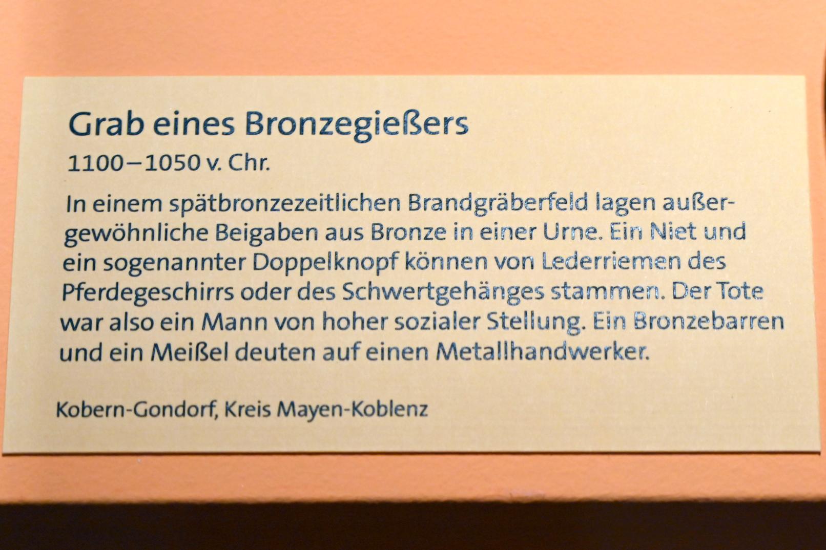 Grabbeigaben aus Bronze in einer Urne, Späte (Jüngere) Bronzezeit, 1500 - 700 v. Chr., 1100 - 1050 v. Chr., Bild 2/2