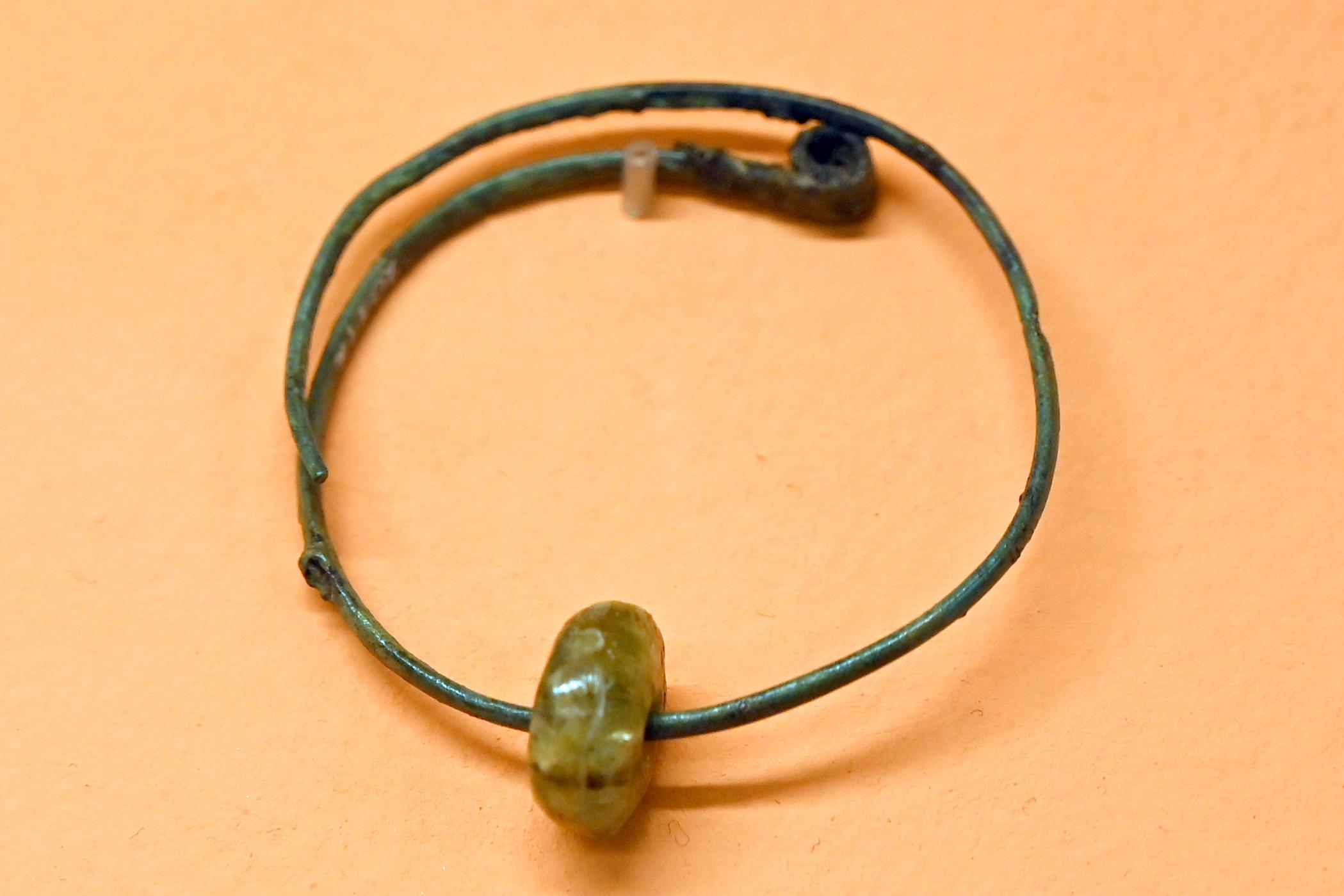 Bronzeohrring mit Perlen aus Bernstein und Glas, Hallstattzeit, 700 - 200 v. Chr.