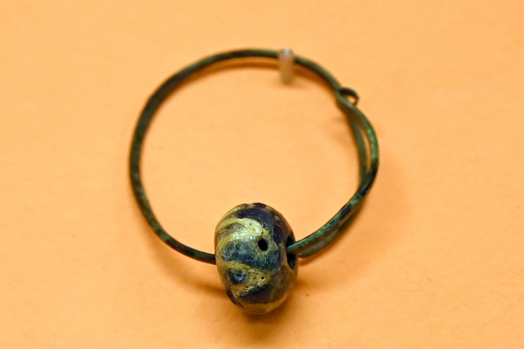 Bronzeohrring mit Perlen aus Bernstein und Glas, Hallstattzeit, 700 - 200 v. Chr.