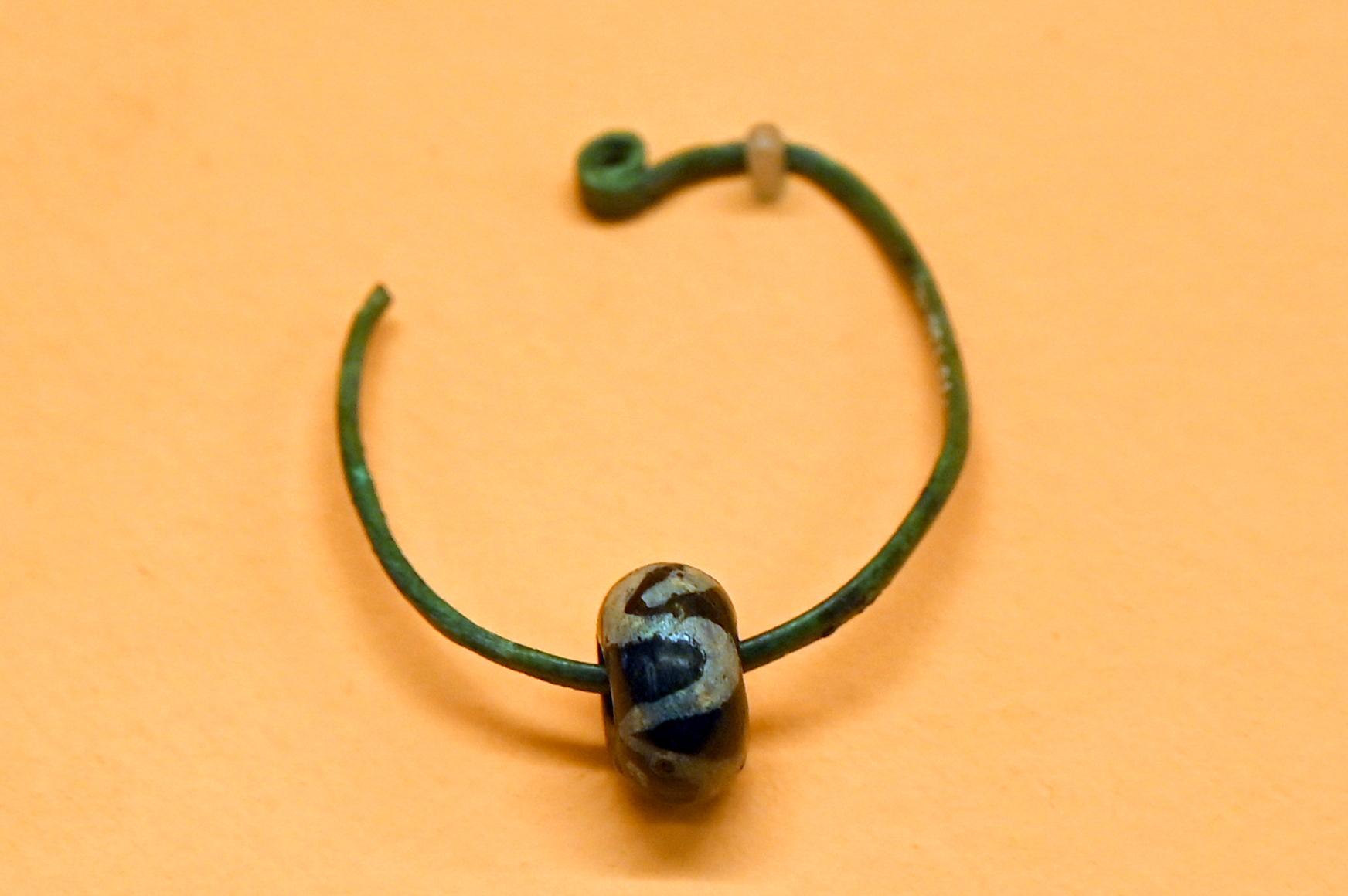 Bronzeohrring mit Perlen aus Bernstein und Glas, Hallstattzeit, 700 - 200 v. Chr., Bild 1/2