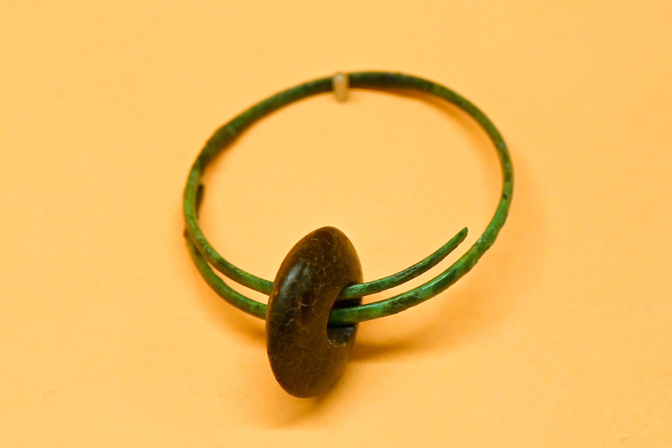 Bronzeohrring mit Perlen aus Bernstein und Glas, Hallstattzeit, 700 - 200 v. Chr., Bild 1/2
