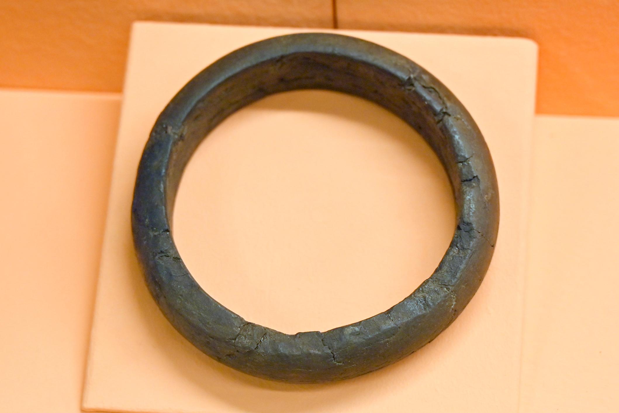 Armring aus Xylit (Holz aus der Braunkohle), Hallstattzeit, 700 - 200 v. Chr.