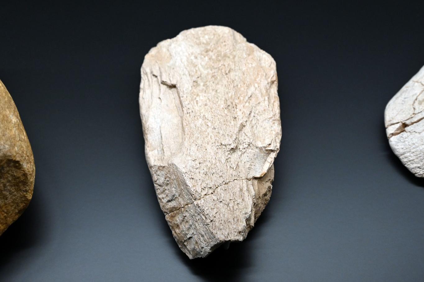Faustkeilartiges Hiebgerät, Reinsdorf-Warmzeit, 370000 v. Chr., 370000 v. Chr., Bild 1/2