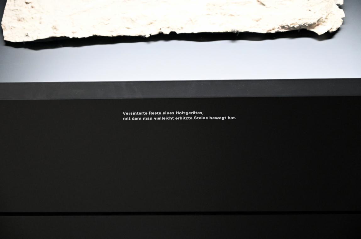 Versinterte Reste eines Holzgerätes, Reinsdorf-Warmzeit, 370000 v. Chr., 370000 v. Chr., Bild 2/2