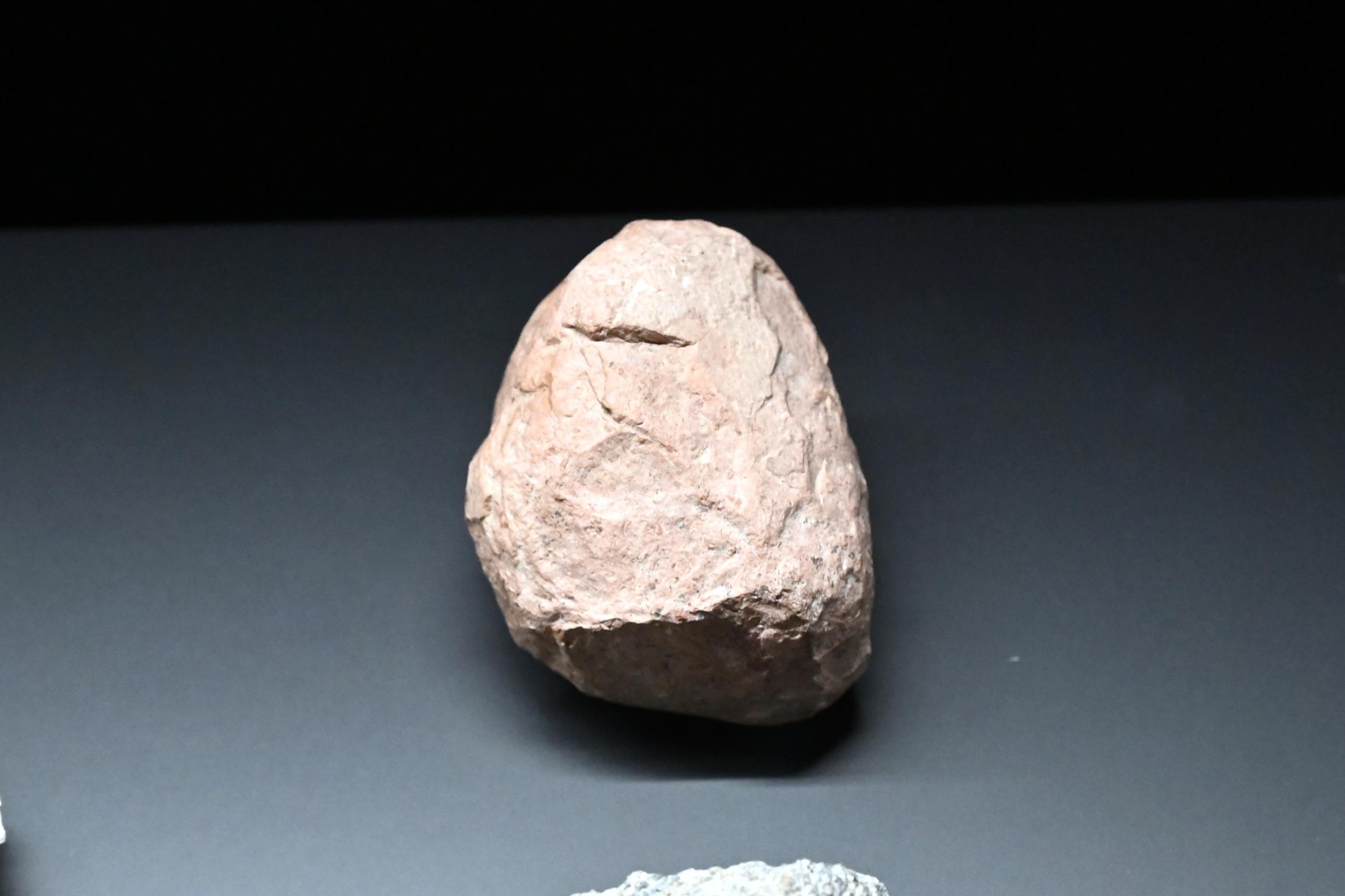 Porphyrgeröll mit Hitzerissen, Reinsdorf-Warmzeit, 370000 v. Chr., 370000 v. Chr., Bild 1/2