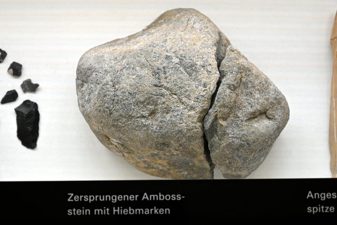 Zersprungener Amboßstein mit Hiebmarken, Intra-Saale-Warmzeit, 200000 - 40000 v. Chr., 200000 v. Chr.