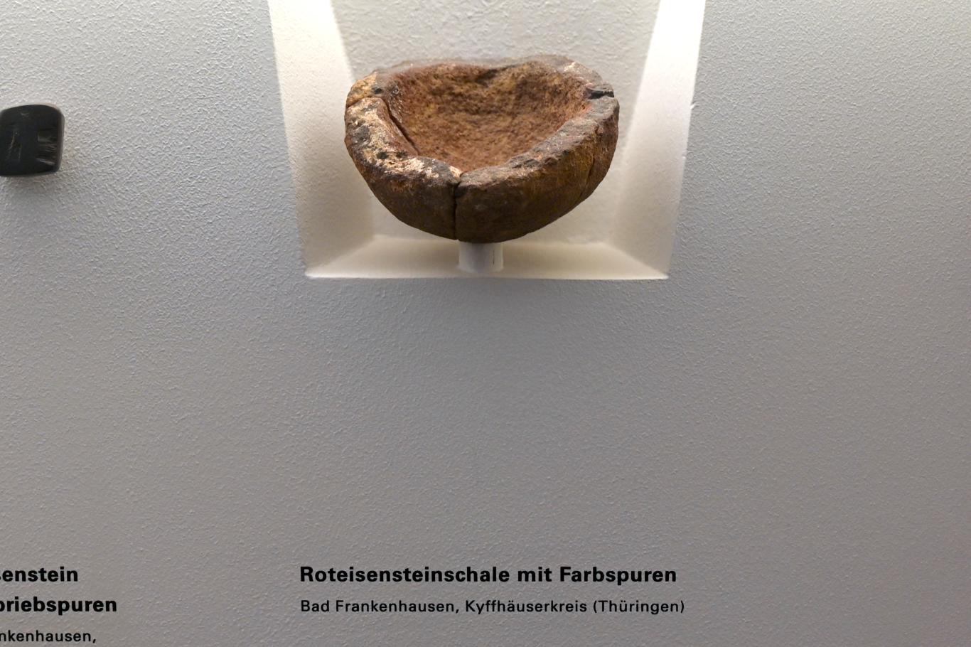 Roteisensteinschale mit Farbspuren, Magdalénien, 13000 - 10000 v. Chr.