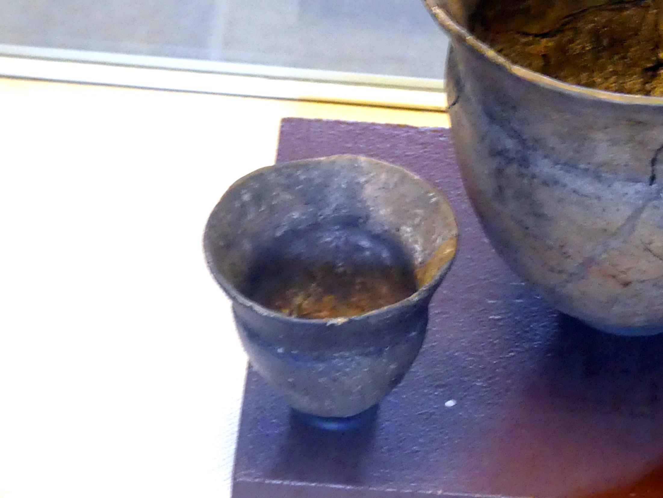 Tulpenbecher, Jungneolithikum, 4400 - 3500 v. Chr., Bild 1/2