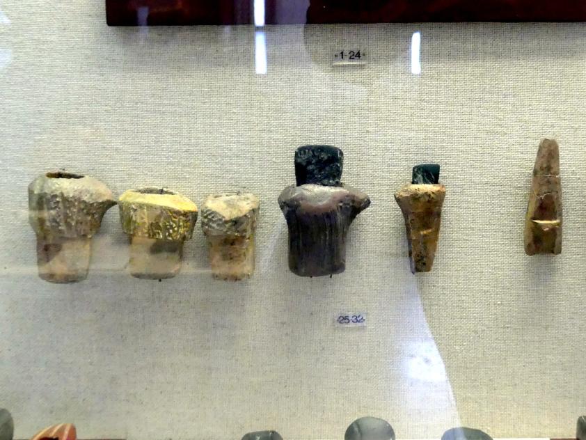 Zwischenfutter, z.T. mit Einsatzbeilchen, Jungneolithikum, 4400 - 3500 v. Chr., Bild 1/2