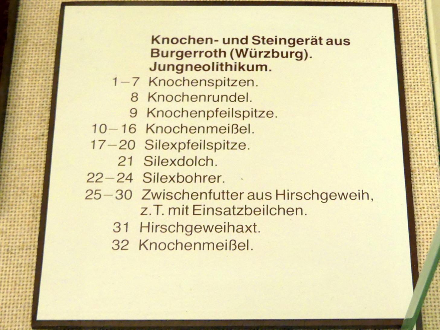 Zwischenfutter, z.T. mit Einsatzbeilchen, Jungneolithikum, 4400 - 3500 v. Chr., Bild 2/2