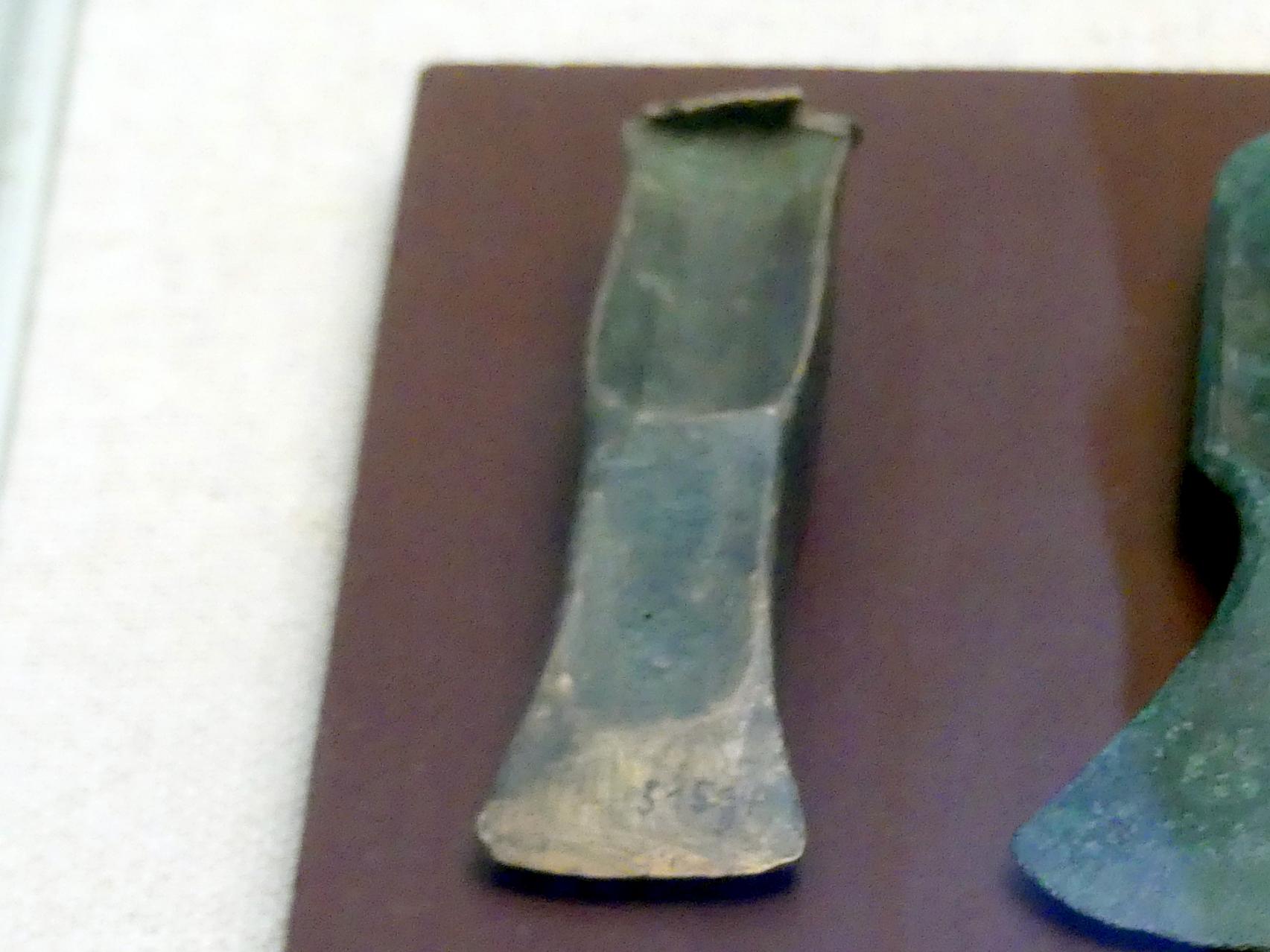 Absatzbeil, Mittlere Bronzezeit, 3000 - 1300 v. Chr., Bild 1/2
