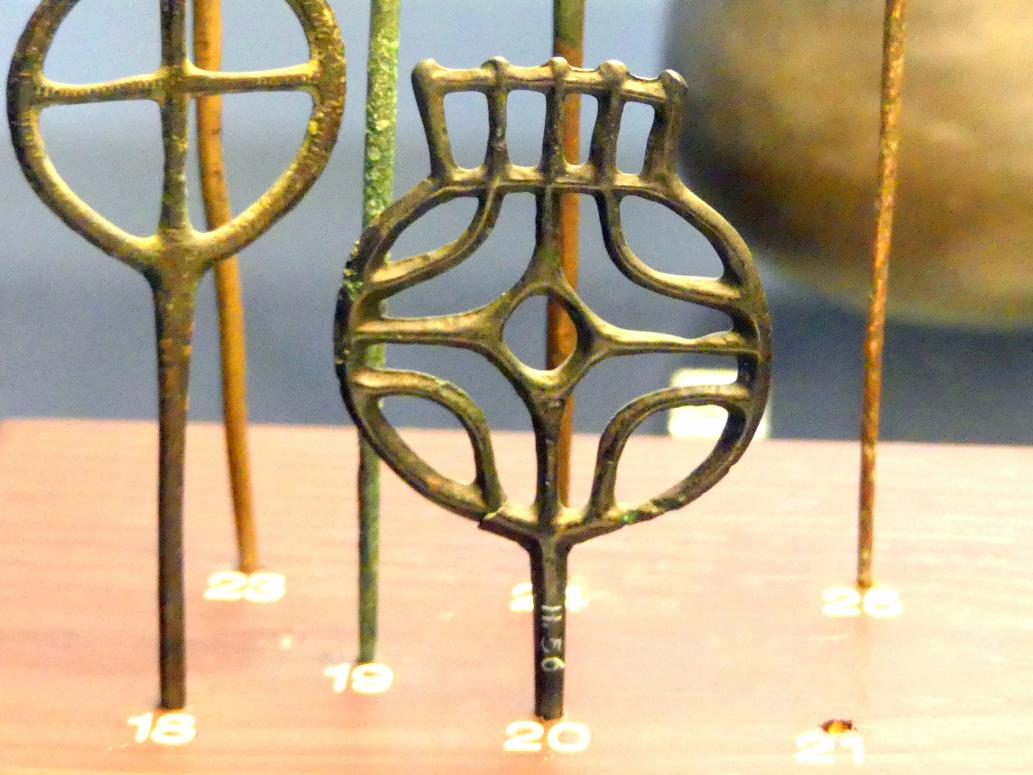 Radnadel, Mittlere Bronzezeit, 3000 - 1300 v. Chr., Späte (Jüngere) Bronzezeit, 1500 - 700 v. Chr., Bild 1/2