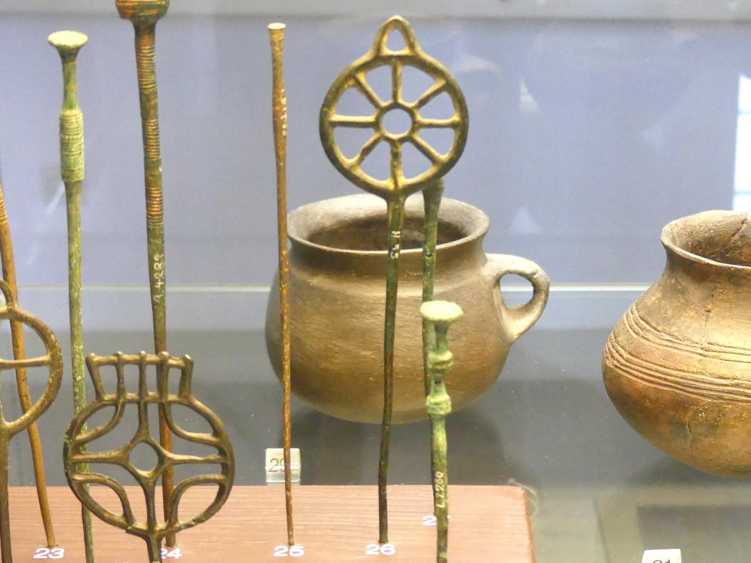 Nadel mit geschwollenem Hals, Mittlere Bronzezeit, 3000 - 1300 v. Chr., Späte (Jüngere) Bronzezeit, 1500 - 700 v. Chr.