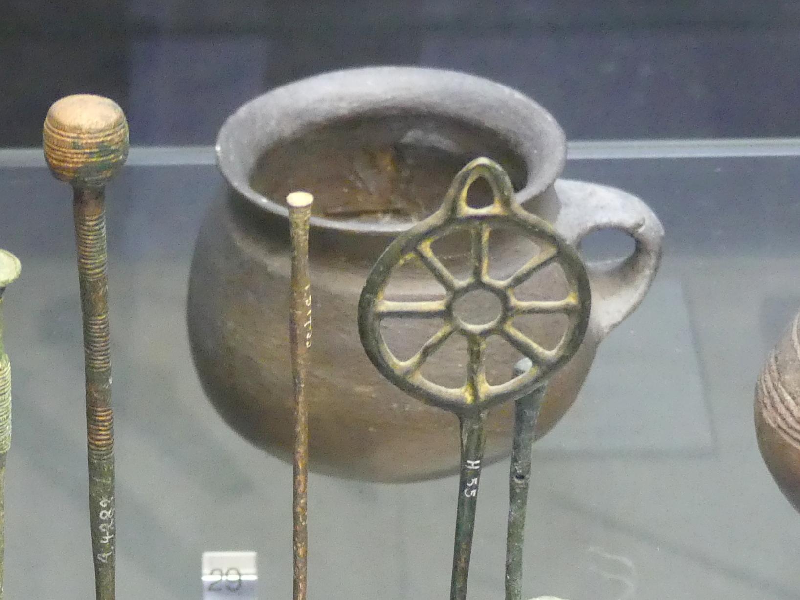 Tasse, Mittlere Bronzezeit, 3000 - 1300 v. Chr., Späte (Jüngere) Bronzezeit, 1500 - 700 v. Chr., Bild 1/2