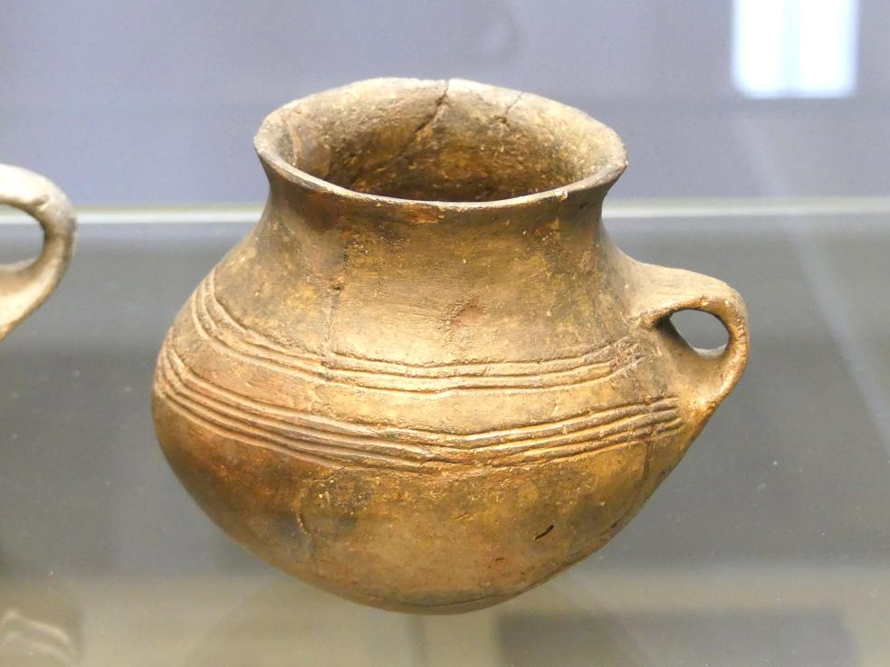 Tasse, Mittlere Bronzezeit, 3000 - 1300 v. Chr., Späte (Jüngere) Bronzezeit, 1500 - 700 v. Chr., Bild 1/2