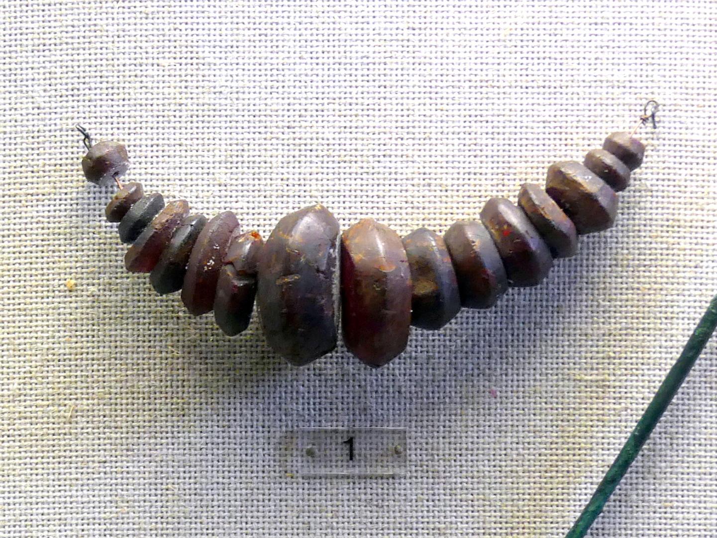 Bernsteinkette, Späte (Jüngere) Bronzezeit, 1500 - 700 v. Chr., Bild 1/2