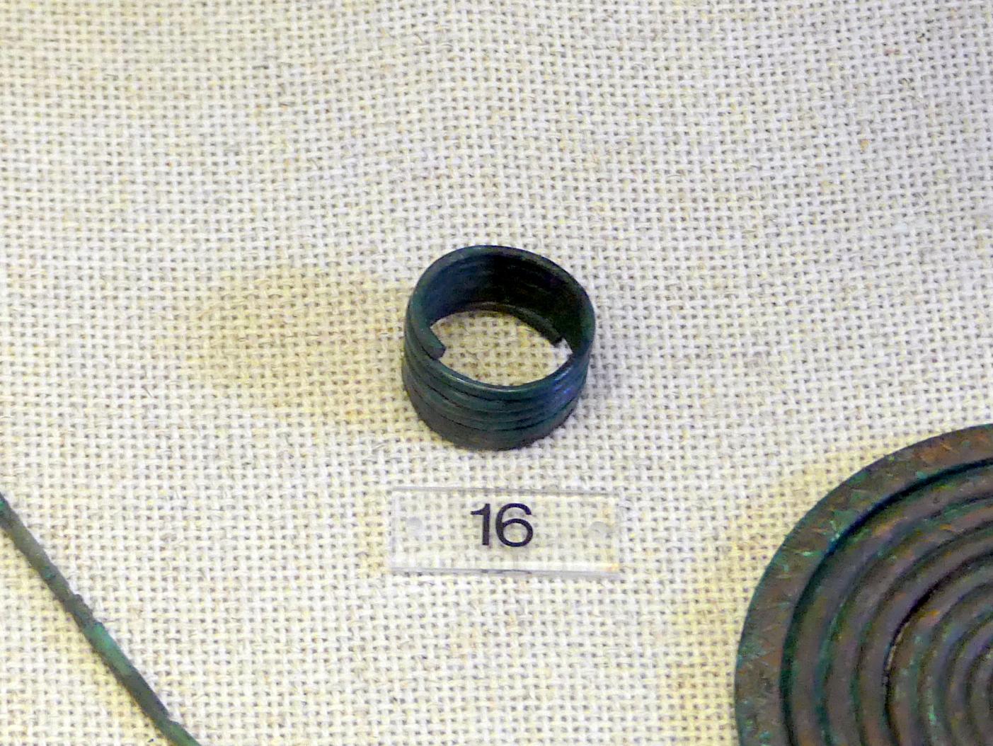 Fingerring, Späte (Jüngere) Bronzezeit, 1500 - 700 v. Chr., Bild 1/2