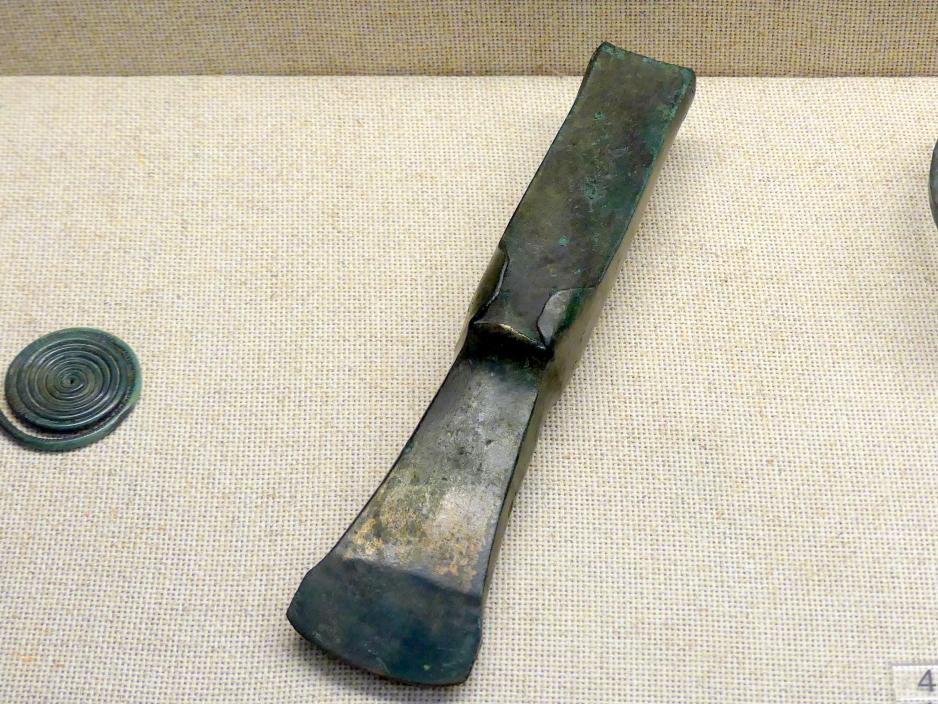 Mittelständiges Lappenbeil, Späte (Jüngere) Bronzezeit, 1500 - 700 v. Chr., Bild 1/2