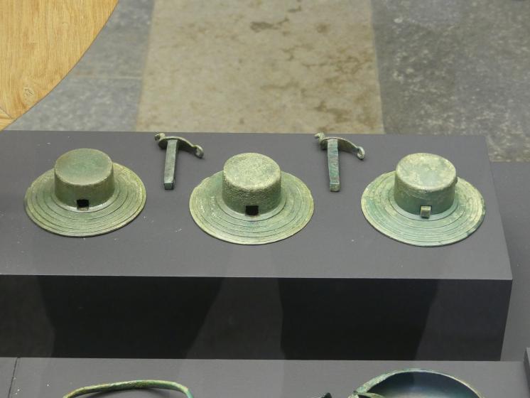 Hort aus vier Achskappen, Urnenfelderzeit, 1400 - 700 v. Chr., 1300 - 800 v. Chr., Bild 2/4