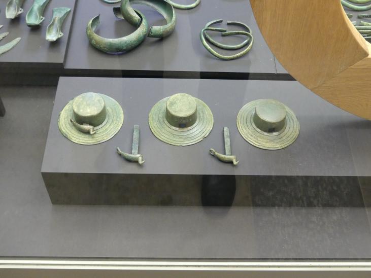 Hort aus vier Achskappen, Urnenfelderzeit, 1400 - 700 v. Chr., 1300 - 800 v. Chr., Bild 3/4