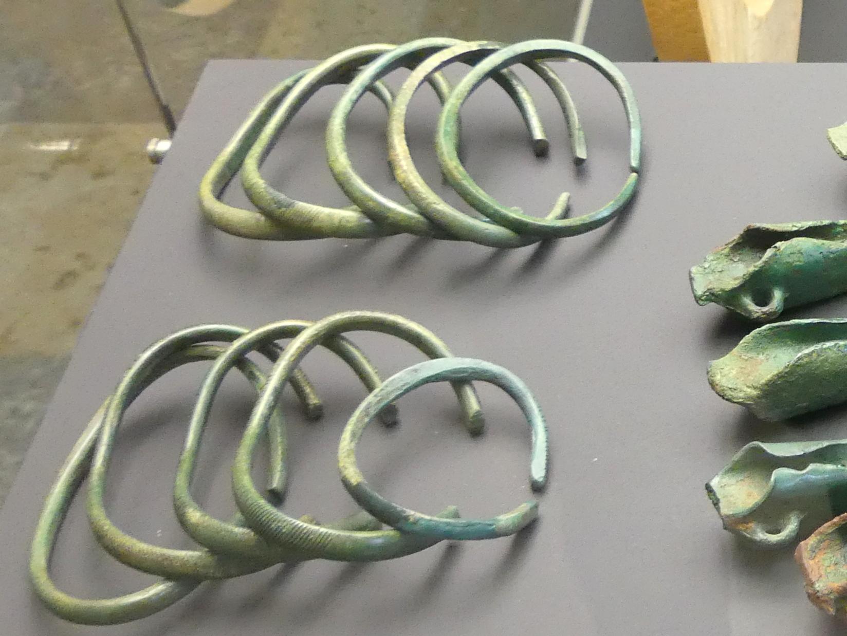Zwei Ringsätze aus je fünf Schaukelringen, Urnenfelderzeit, 1400 - 700 v. Chr., 900 - 700 v. Chr., Bild 1/2