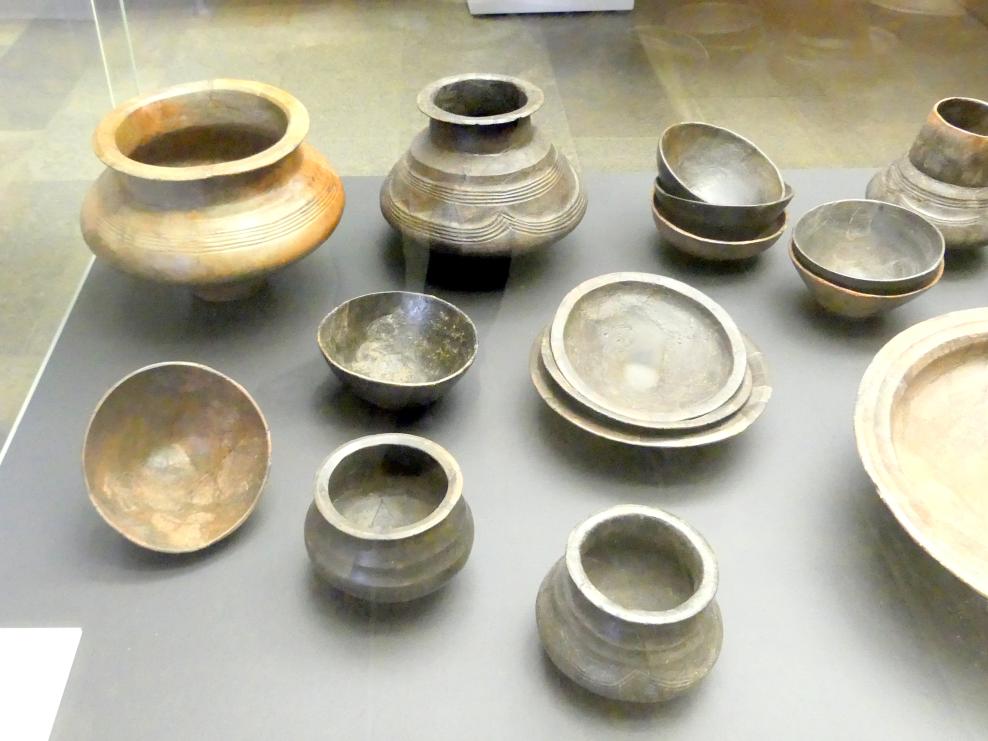Gefäße eines Keramikservices, Urnenfelderzeit, 1400 - 700 v. Chr., 1000 v. Chr., Bild 1/5