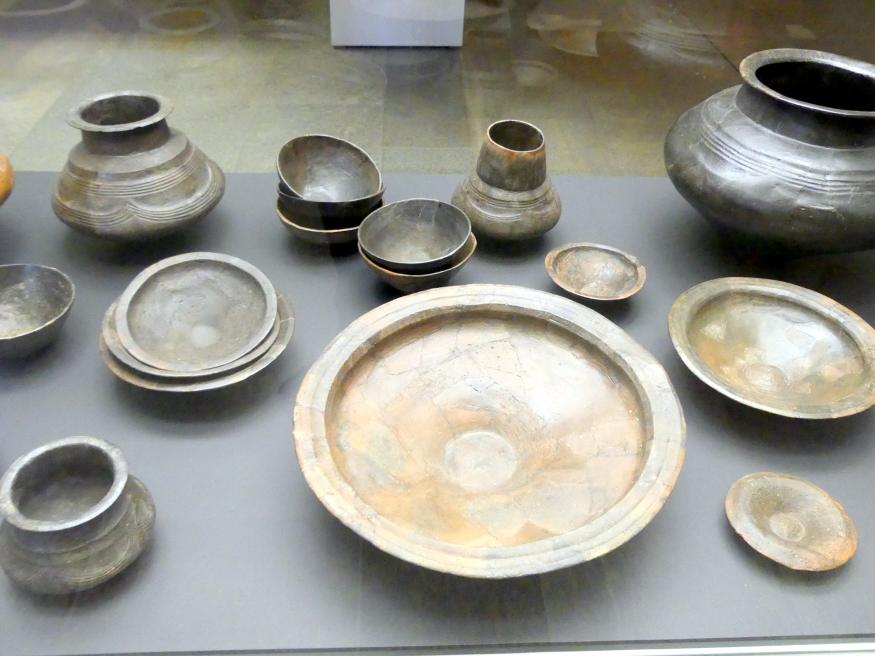 Gefäße eines Keramikservices, Urnenfelderzeit, 1400 - 700 v. Chr., 1000 v. Chr., Bild 2/5