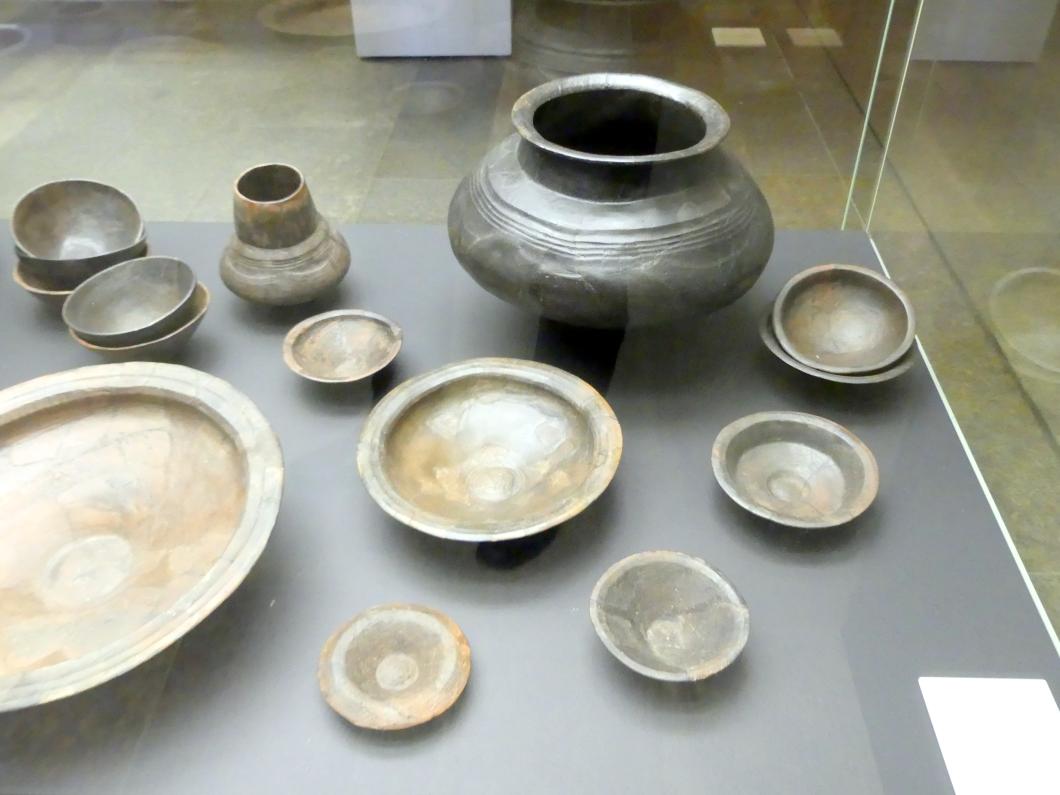 Gefäße eines Keramikservices, Urnenfelderzeit, 1400 - 700 v. Chr., 1000 v. Chr., Bild 3/5