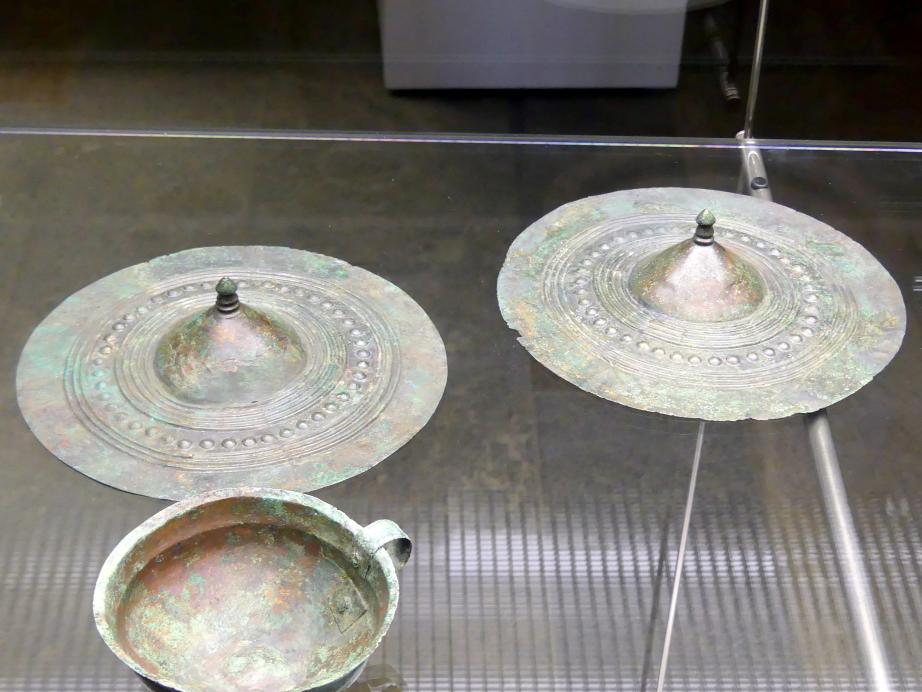 Zwei Buckelphaleren, Urnenfelderzeit, 1400 - 700 v. Chr., 1000 v. Chr., Bild 1/2