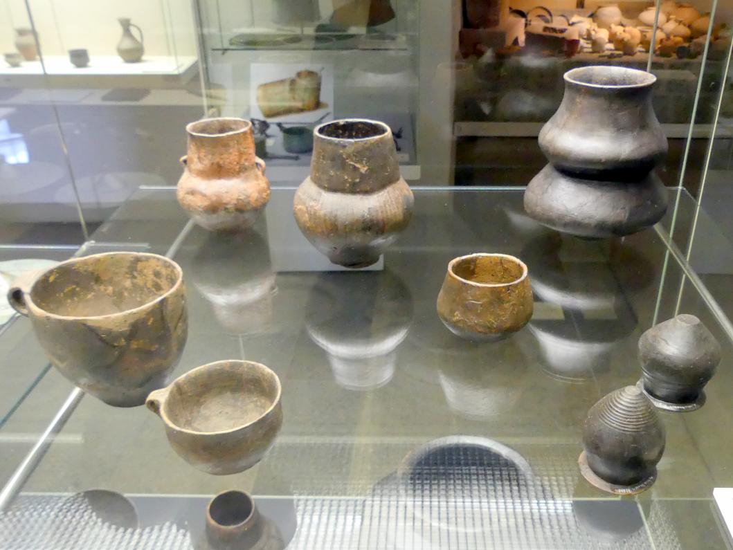 Gefäße eines Keramikservices, Urnenfelderzeit, 1400 - 700 v. Chr., 1000 v. Chr.