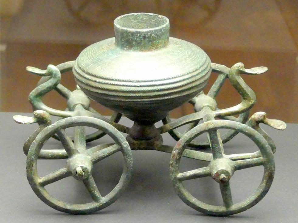 Miniaturwagen mit Kesselaufsatz, Urnenfelderzeit, 1400 - 700 v. Chr., 1000 v. Chr., Bild 1/3