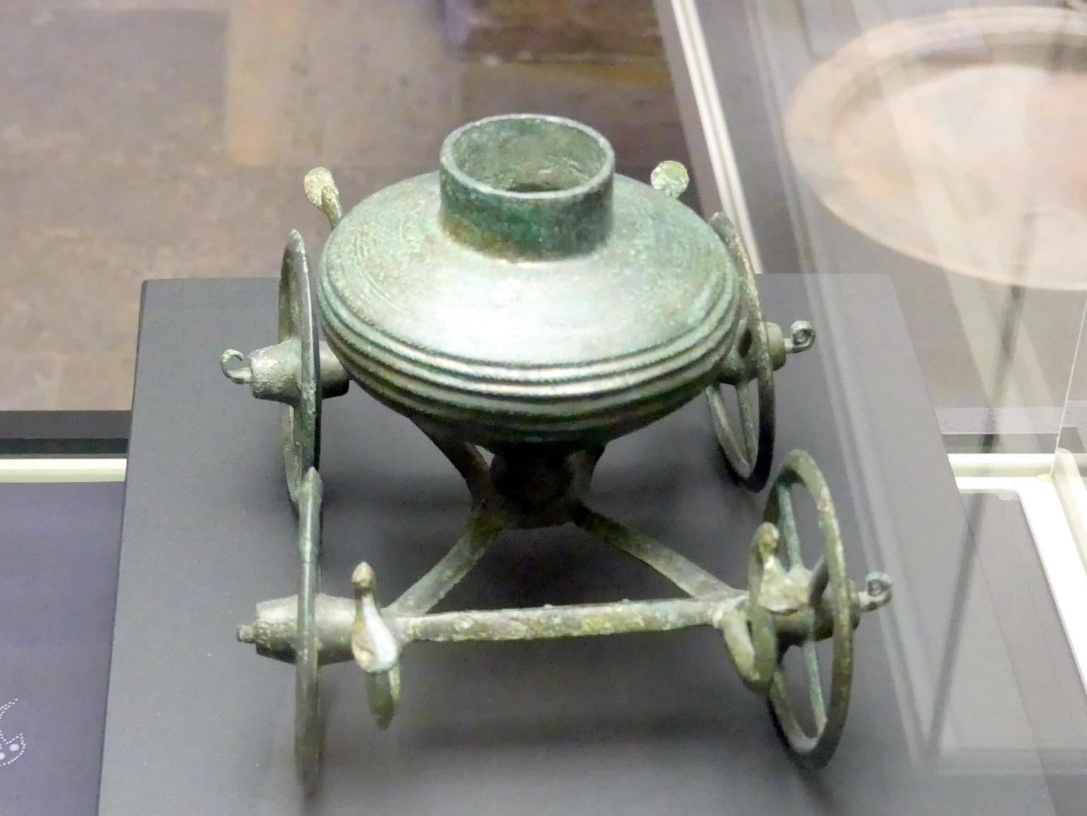 Miniaturwagen mit Kesselaufsatz, Urnenfelderzeit, 1400 - 700 v. Chr., 1000 v. Chr., Bild 2/3