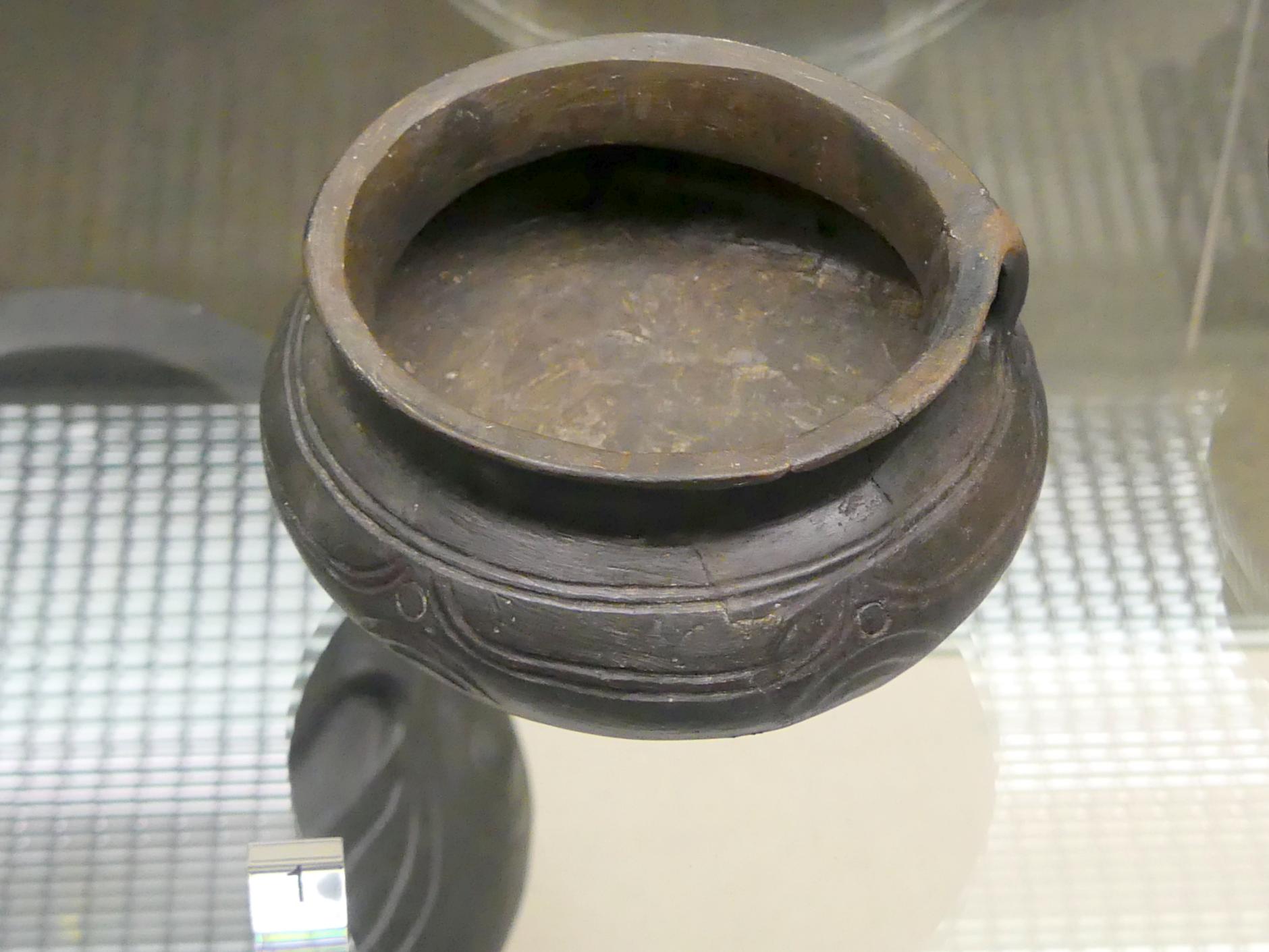 Trichterhalsgefäß, Urnenfelderzeit, 1400 - 700 v. Chr., Bild 1/2