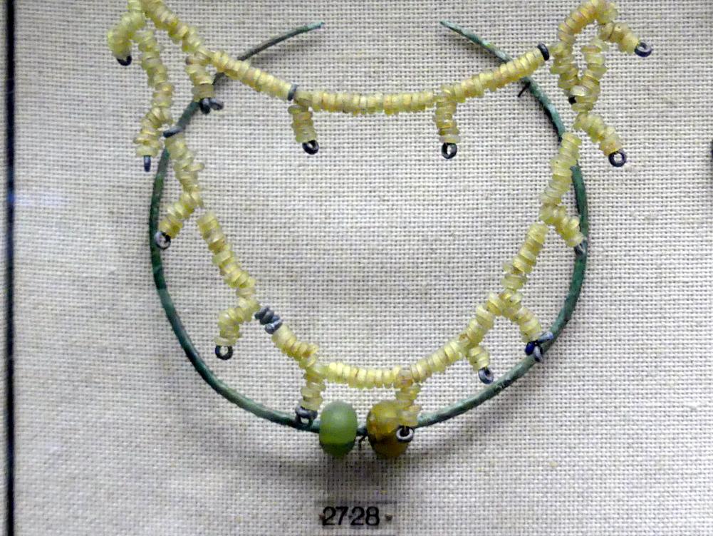 Glasperlenkette, Hallstattzeit, 700 - 200 v. Chr., Bild 1/2