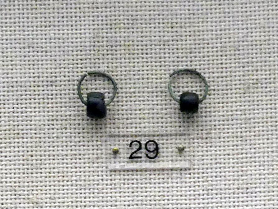 Ohrringpaar mit Gagatperle, Hallstattzeit, 700 - 200 v. Chr.