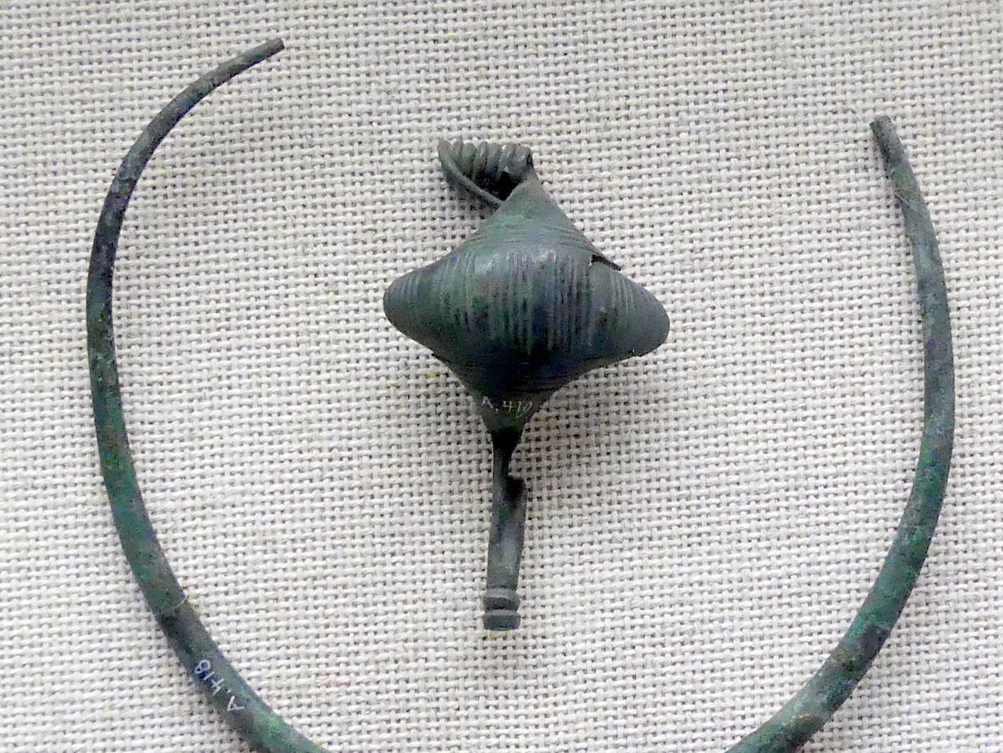 Kahnfibel, Hallstattzeit, 700 - 200 v. Chr., Bild 1/2