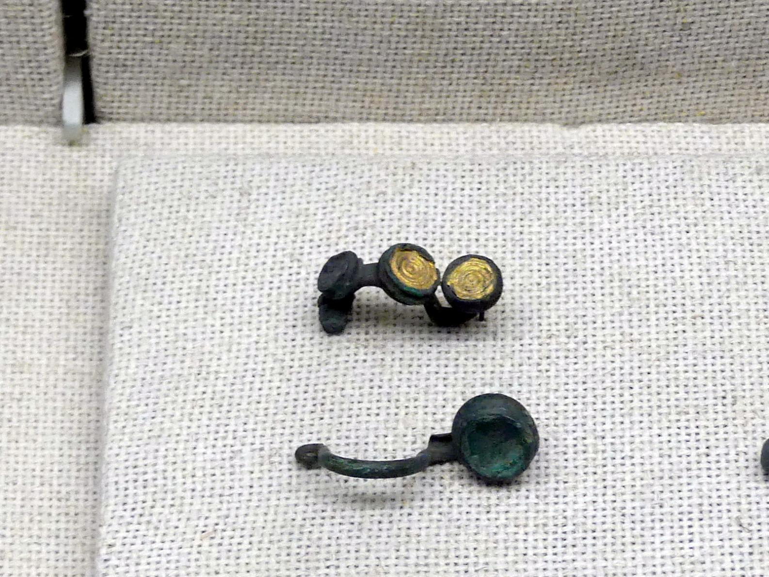 Fußzierfibel mit Goldblecheinlage, Hallstattzeit, 700 - 200 v. Chr., Bild 1/2