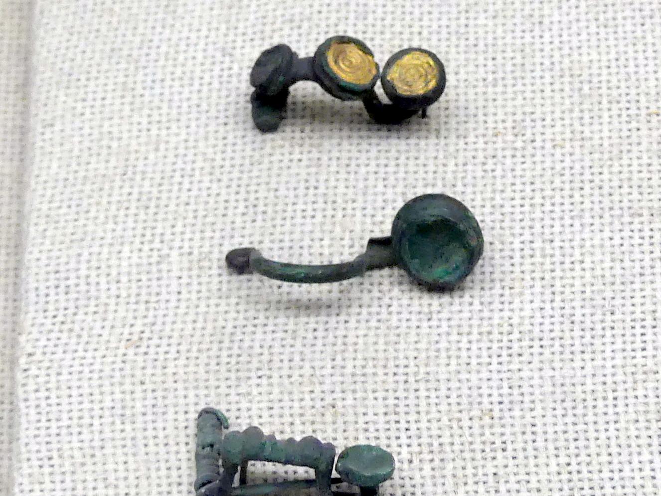Fußzierfibel, Hallstattzeit, 700 - 200 v. Chr., Bild 1/2