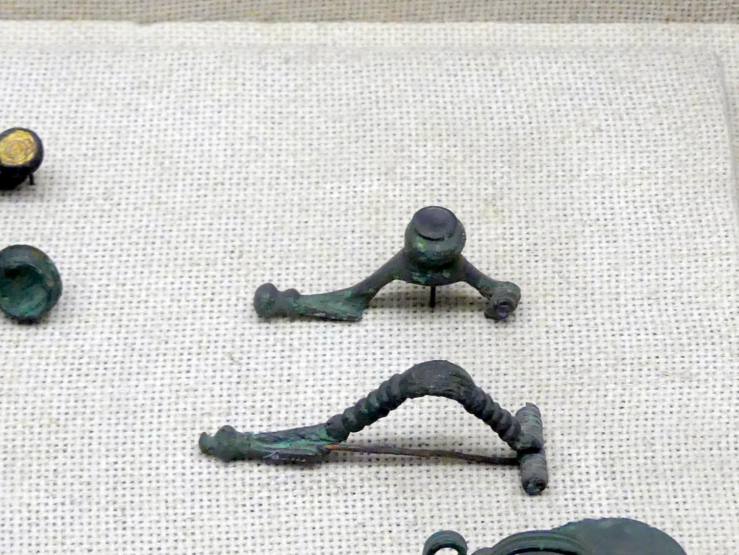 Paukenfibel, Hallstattzeit, 700 - 200 v. Chr., Bild 1/2