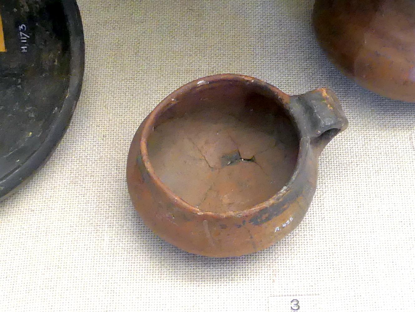Henkeltasse, Hallstattzeit, 700 - 200 v. Chr., Bild 1/2