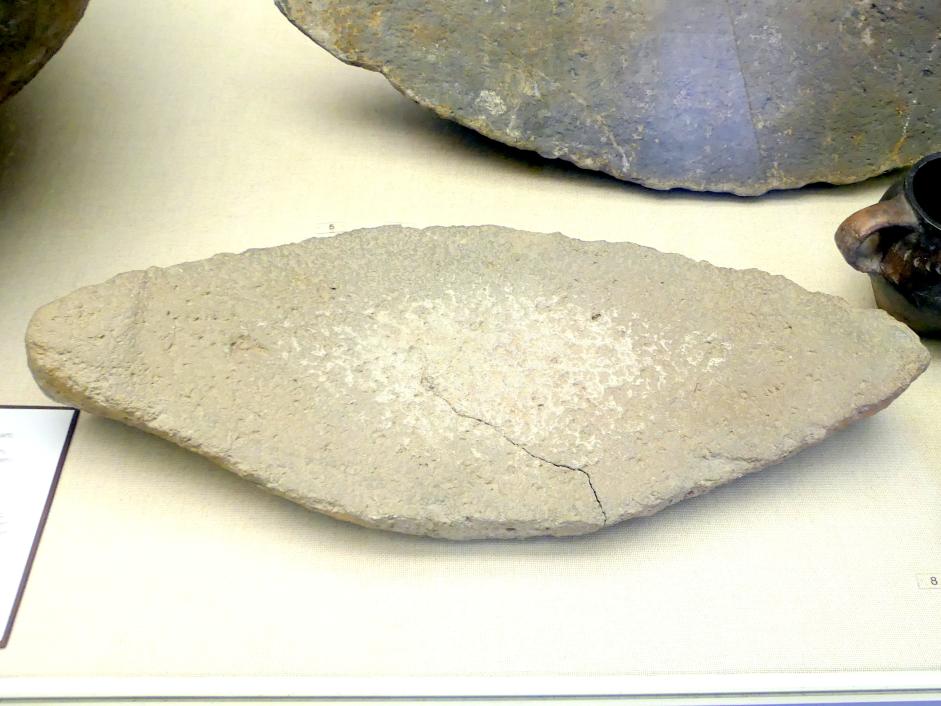 Mahlstein, Hallstattzeit, 700 - 200 v. Chr., Bild 1/2
