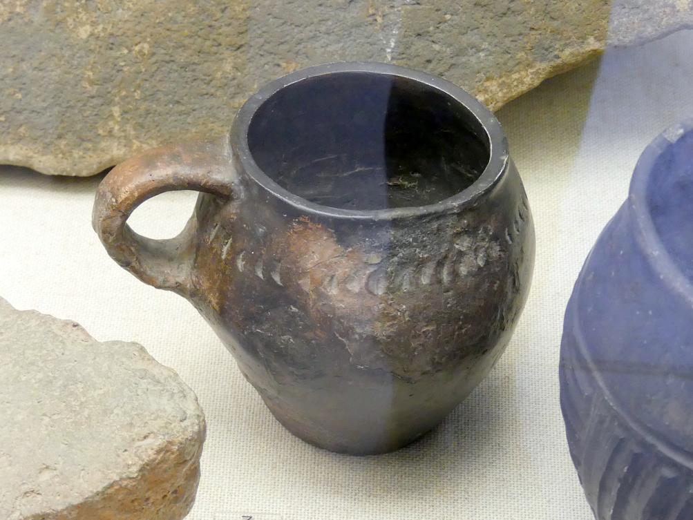 Tasse, Hallstattzeit, 700 - 200 v. Chr., Bild 1/2