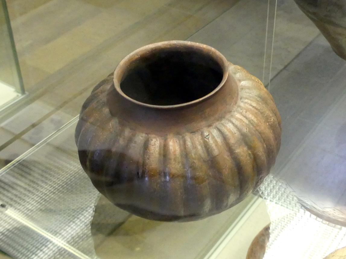 Kanneliertes Kugelgefäß, Hallstattzeit, 700 - 200 v. Chr., Bild 1/2