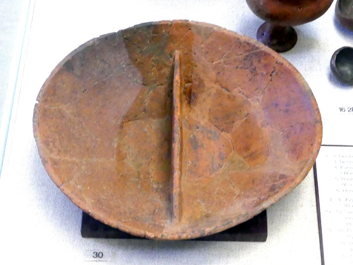 Trennwandschale, Hallstattzeit, 700 - 200 v. Chr., Bild 1/2