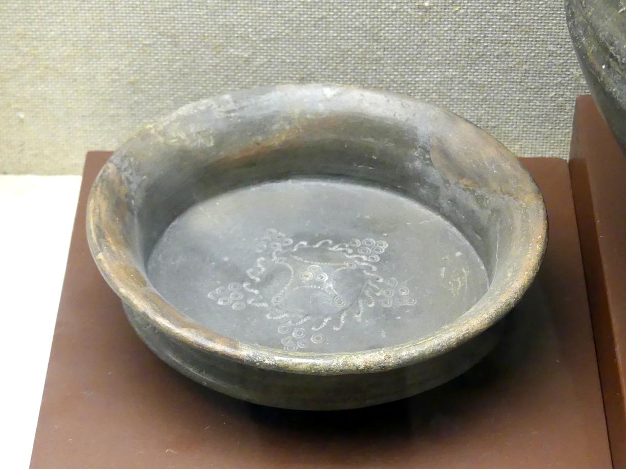 Teller, Frühlatènezeit, 700 - 100 v. Chr., Bild 1/2