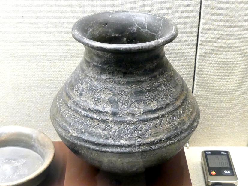Bauchiges Gefäß, Frühlatènezeit, 700 - 100 v. Chr., Bild 1/2