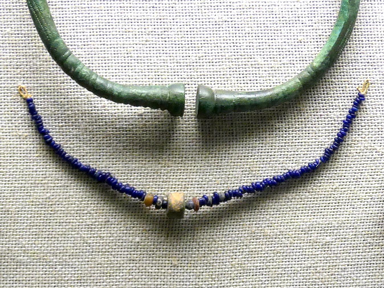 Glasperlenkette, Frühlatènezeit, 700 - 100 v. Chr., Mittellatènezeit, 700 - 100 v. Chr., Bild 1/2
