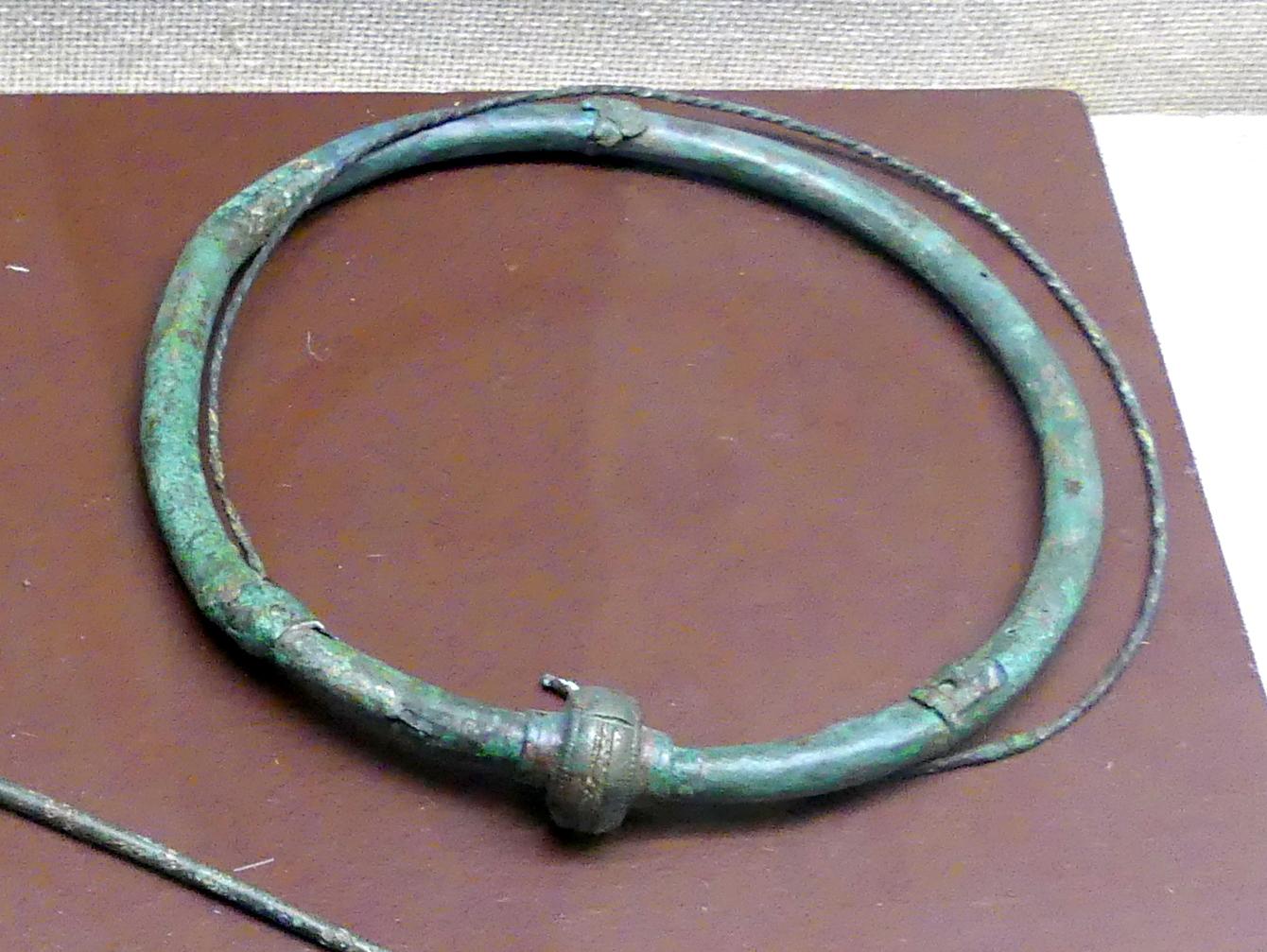 Hohlblechhalsring mit Steckverschluss, Frühlatènezeit, 700 - 100 v. Chr., Bild 1/2