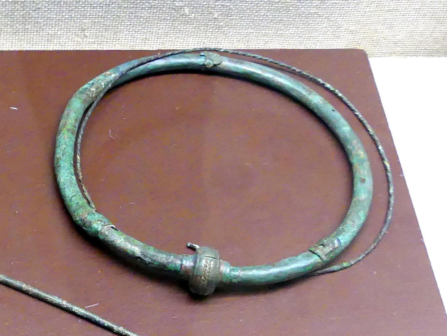 Fein tordierter Halsring mit Hakenverschluss, Frühlatènezeit, 700 - 100 v. Chr., Bild 1/2
